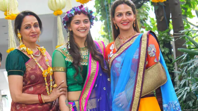 हेमा मालिनी, आहना देओल और ईशा देओल.