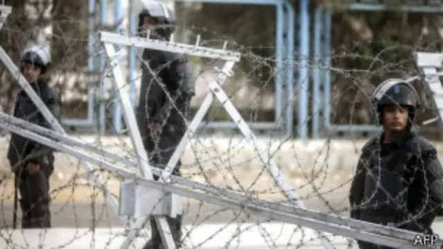 السلطات تنشر عددا كبيرا من القوات حول مقر محكمة مرسي.