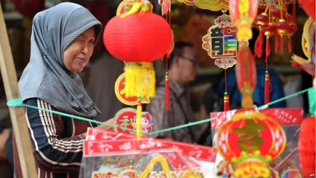 در اندونزی در زمان حکومت سوهارتو، جشن گرفتن ممنوع بود اما آنها می‌توانند به راحتی جشن بگیرند