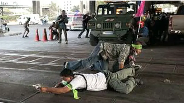 Maelfu ya wapinzani wametatiza shughuli ya kupiga kura wakipinga serikali