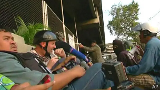 الصحفيين في مأوى بعيدًا عن المواجهات