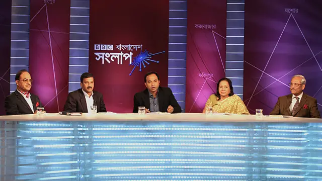 প্যানল সদস্য বাঁ থেকে: আওয়ামী লীগ নেতা ও সংসদ সদস্য মুহাম্মদ ফারুক খান, ঢাকা বিশ্ববিদ্যালয়ের শিক্ষক আসিফ নজরুল, অনুষ্ঠান সঞ্চালক আকবর হোসেন, জাতিসংঘ সিডো কমিটির সাবেক চেয়ারপার্সন সালমা খান এবং বিএনপি চেয়ারপার্সনের উপদেষ্টা শাজাহান ওমর বীর উত্তম।