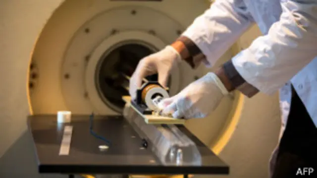 شدد علماء أنه لابد من إجراء المزيد من التجارب لضمان سلامة وتأثير هذا العلاج، والتأكد من فائدته للمرضى.