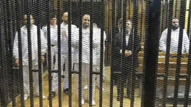 حالیہ پیشیوں میں محمد مرسی کو شیشے کے ایک پنجرے میں پیش کیا جاتا رہا ہے
