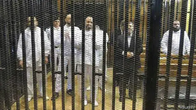 محمد مرسی در جلسه قبلی محاکمهاش فریاد زد که همچنان رییس جمهور قانونی مصر است