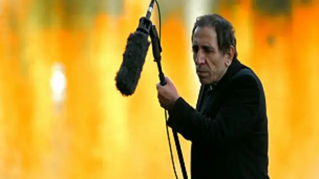 محسن مخملباف در نمایی از فیلم 'بابا فیلم دارد' ساخته حسن صلح جو