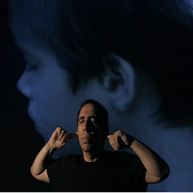 محسن مخملباف در نمایی از فیلم 'بابا فیلم دارد' ساخته حسن صلح جو