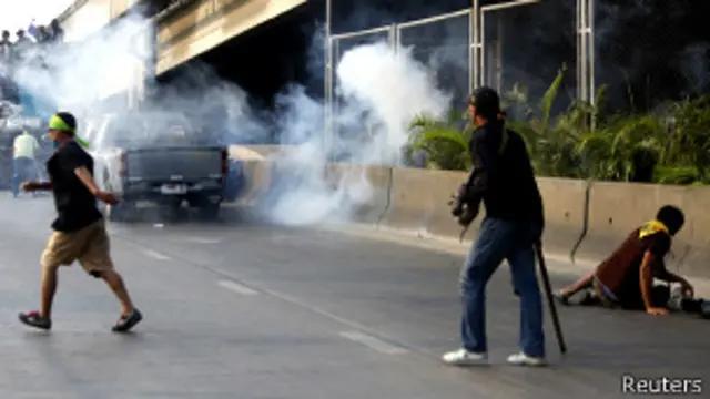 کچھ پولنگ مراکز میں مظاہرین نے ووٹ ڈالنے کے خواہشمند افراد کا راستہ روکا