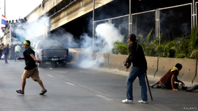 BBC在曼谷的记者海德说,支持和反对派双方在存放选票的建筑物外对峙中突然枪声大作。