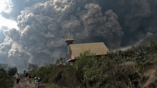 کوه آتشفشان سینابونگ سنگ ها ی داغ و موادمذاب را تا دوکیلومتر به هوا پرتاب کرد.