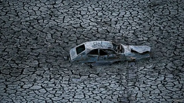 اسکلت خودرو که امسال با خشک شدن بستر یکی از منابع سطحی آب کالیفرنیا هویدا شده است