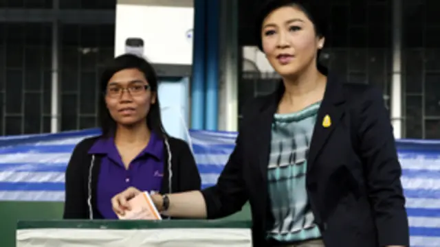 أدلت رئيسة الحكومة بصوتها في مركز اقتراع ببانكوك