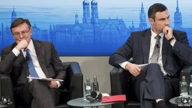 كان الرجلان يحضران مناظرة عرض فيها كليتشكو على الوزير الأوكراني صورا ادعى انها تمثل الاصابات التي انزلتها قوات الشرطة الأوكرانية ببعض المحتجين