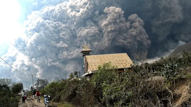 ज्वालामुखी से निकलता धुंआ.