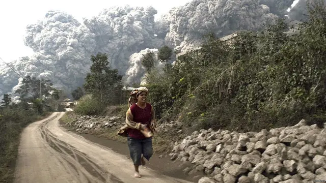 Núi lửa Sinabung là một trong hàng chục ngọn hỏa diệm sơn 'ngủ lâu', có khi tới vài trăm năm, nên không được chú ý để đo đạc và báo động tại Indonesia. Lần cuối núi phun lửa là vào ba năm trước. 
