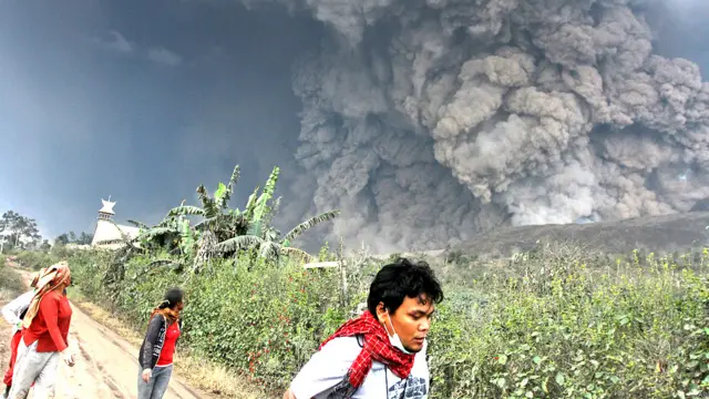 बचने के लिए भागते लोग.