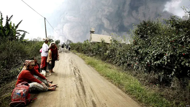 सड़के किनारे आराम करते लोग