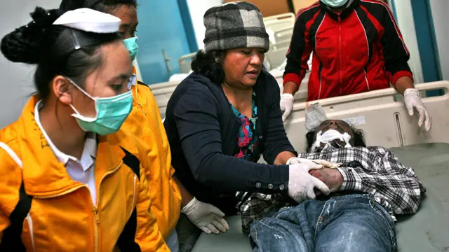 अस्पताल में घायल का इलाज