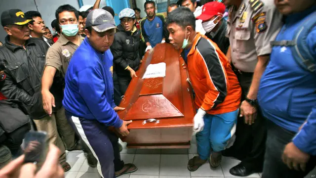 ज्वालामुखी की राख से मारे गए एक व्यक्ति का शव.