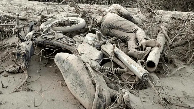 Đợt phun khí nóng, tro và đất đá cao tới hai cây số vào không trung sáng thứ Bảy 01/02 (giờ địa phương) đã làm chết hơn 10 người.