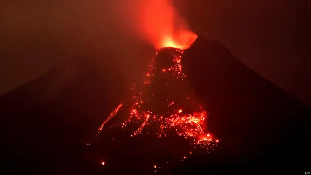 Hàng ngàn người đã được sơ tán hồi tháng 9/2013 khi núi Sinabung phun trào sau khi ngủ yên trong ba năm liên tiếp. Nhưng đến hôm thứ Sáu 31/01/2014, nhiều người đã được cho phép trở lại nhà.