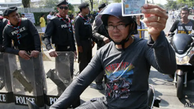 У входа на избирательный участок в Бангкоке