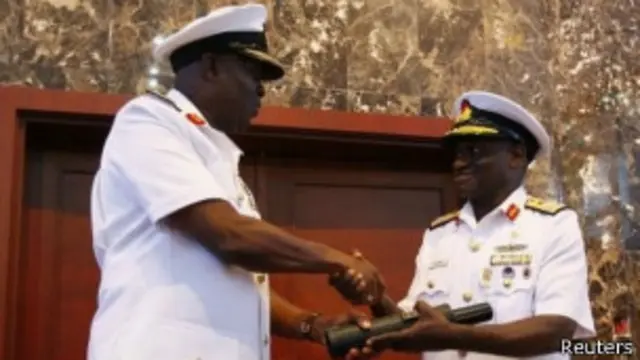 استرجع جوناثان تلك اللحظة الحرجة عندما سأله صحفي "ألا يشعر السيد الرئيس بالخزي؟"