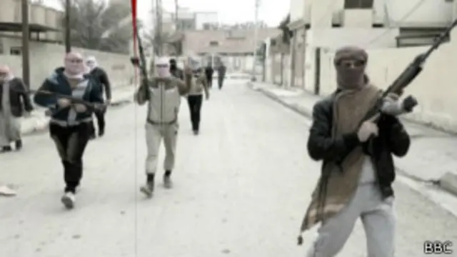 آئی ایس آئی ایس کو دیگر باغیوں اور حزب مخالف کے حامیوں پر حملے کرنے کی وجہ سے تنقید کا سامنا ہے