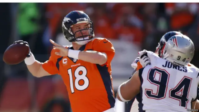 Peyton Manning en el partido contra Nueva Inglaterra.