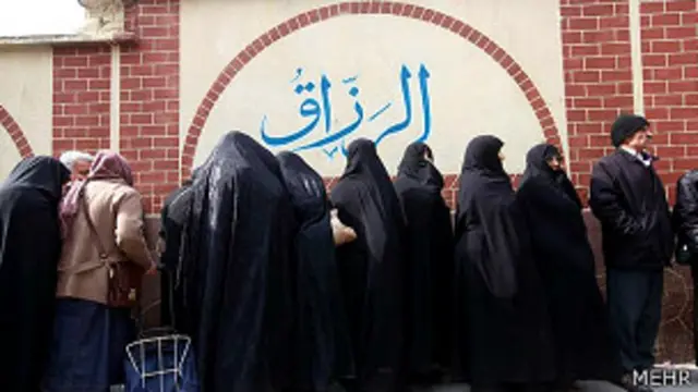 مردم از ساعات اولیه صبح برای دریافت سبد کالا صف کشیدند