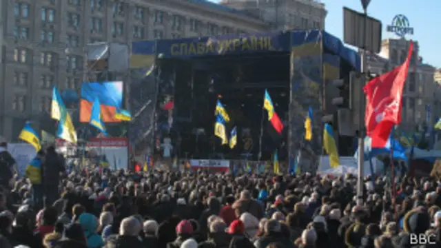 Пока на 20-ти градусном морозе люди продолжают стоят на Майдане, а число жертв противостояния растет, политики пытаются найти выход из кризиса