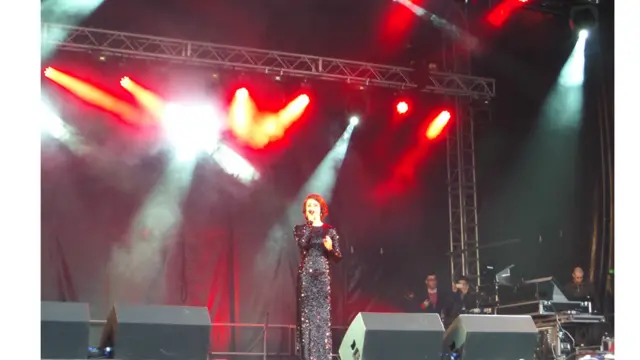 برطانیہ کی گلوکارہ میری جیس نے شو میں اپنی آواز کے رنگ بکھیرے۔