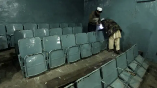 رجال امن في موقع الحادث