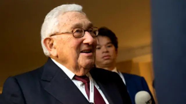 Ông Kissinger, 90 tuổi vừa nêu ra bốn nguyên tắc để giải quyết khủng hoảng Ukraine
