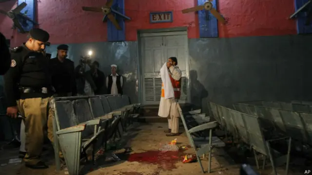 تحقیقات کی جا رہی ہیں کہ حملہ آور دستی بم سینیما کے اندر لانے میں کیسے کامیاب ہوا