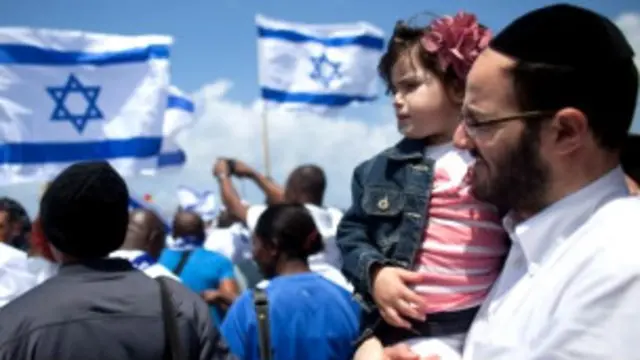 یہودی یہ سمجھتے ہیں کہ مضبوط یہودی شناخت صرف دو یہودی ماں باپ ہی اپنے بچے میں پرورش کے ذریعے منتقل کر سکتے ہیں