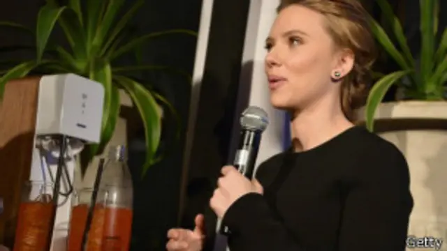 وتستخدم الشركة أحدث طرق التسويق من أهمها اختيار نجمة هوليود سكارليت جوهانسن سفيرة عالمية للماركة الجديدة. وتظهر النجمة في فاصل إعلاني تكلفة الإعلان 4 مليون دولار يُعرض في حفل افتتاح بطولة سوبر باول لكرة القدم الأمريكية.