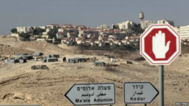 وتستخدم الشركة أحدث طرق التسويق من أهمها اختيار نجمة هوليود سكارليت جوهانسن سفيرة عالمية للماركة الجديدة. وتظهر النجمة في فاصل إعلاني تكلفة الإعلان 4 مليون دولار يُعرض في حفل افتتاح بطولة سوبر باول لكرة القدم الأمريكية.