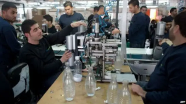 وتستخدم الشركة أحدث طرق التسويق من أهمها اختيار نجمة هوليود سكارليت جوهانسن سفيرة عالمية للماركة الجديدة. وتظهر النجمة في فاصل إعلاني تكلفة الإعلان 4 مليون دولار يُعرض في حفل افتتاح بطولة سوبر باول لكرة القدم الأمريكية.