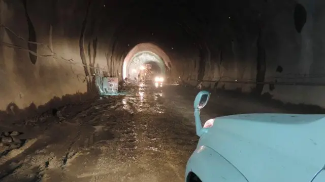 سرنگ میں مناسب روشنی ہے اور صاف ہوا کی فراہمی اور ہنگامی حالت میں امداد فراہم کرنے کے نظام نہیں