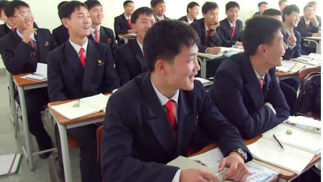 Estudantes têm aula com professores americanos (foto: BBC)