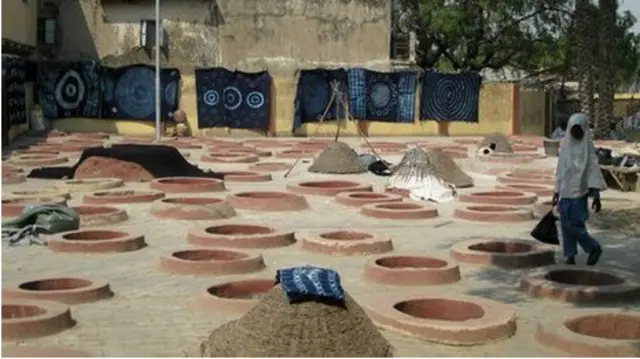 Ana rina kayayyaki ne a wadannan rijiyoyi sannan a shanya su a jikin bango