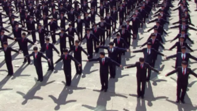 Alunos se exercitam antes do almoço todos os dias (foto: BBC)