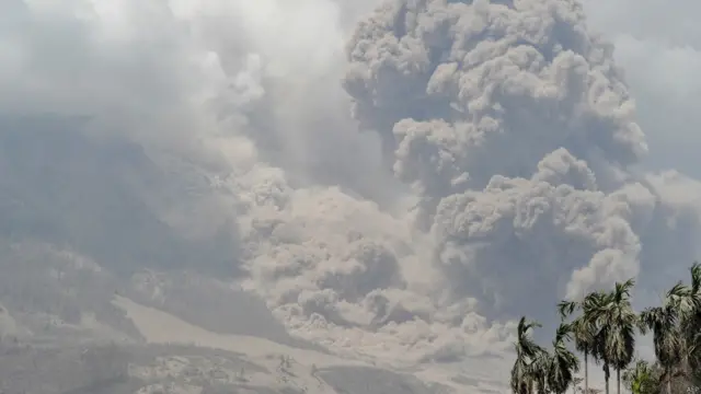 Sang ngày 3/2/2014, núi lửa Sinabung ở Indonesia tiếp tục phun khói bụi sau trận phun trào hôm cuối tuần làm chết ít nhất 14 người dân địa phương. Nhà chức trách vẫn tiếp tục tìm xác nạn nhân, căn cứ vào tiếng điện thoại di động chìm dưới lớp tro.