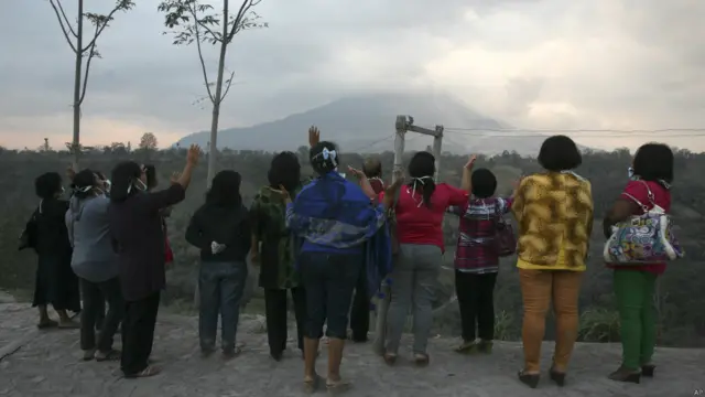 Lễ cầu nguyện cho các nạn nhân núi lửa được dân làng ở Tiga Pancur, Bắc Sumatra, Indonesia cử hành hôm thứ Hai đầu tuần. 