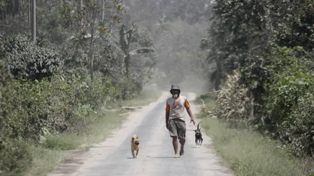 Hôm nay, 3/2 dân làng Payung đi trên con đường đầy tro bụi sau vụ phun trào của núi lửa. 