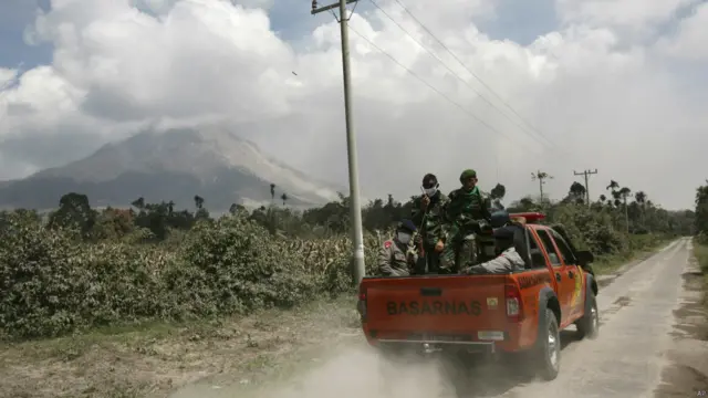Quân đội Indonesia cử binh lính dùng xe vào làng Payung để trợ giúp dân chúng. 