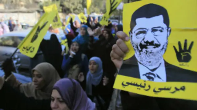 لا يزال مؤيدو مرسي يواصلون مظاهراتهم مطالبين بعودته.