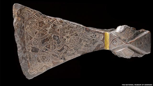 Hacha con incrustaciones de plata al estilo Mammen (siglo X)