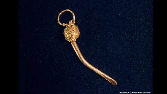 نمائش کے منتظمین میں شامل گیرتھ ویلیمز کا کہنا ہے کہ وائکنگز کو سونا اور چاندی جمع کرنے کا بہت شوق تھا۔ وہ طاقت اور دولت کا اظہار چمک سے کرتے تھے۔ یہ کان کا پہناوا دسویں صدی کا ہے۔